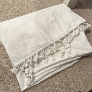 Crib Skirt white with tassels